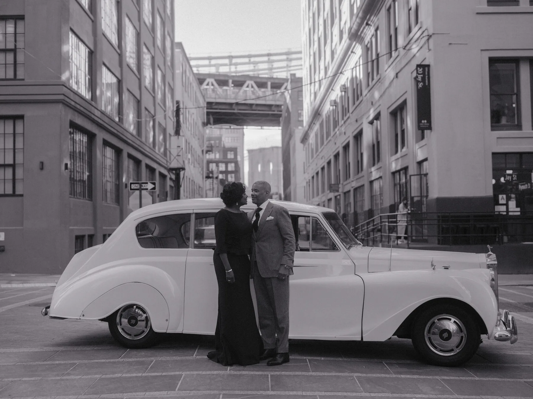 Aurelle medium format couples photography at the Manhattan Bridge, New York